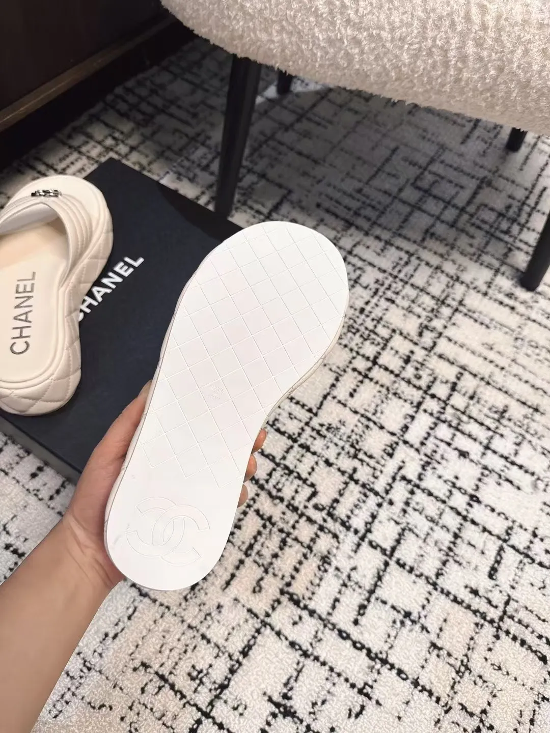 👟👟Ex-factory price 502👟👟 High version Chanel new color thick-soled slippers, easy to wear and versatile, must-have high-end tool shoes in summer, upper lambskin & customized denim, lining calfskin, original outsole Size: 35-39 (customized for 40, non-refundable)